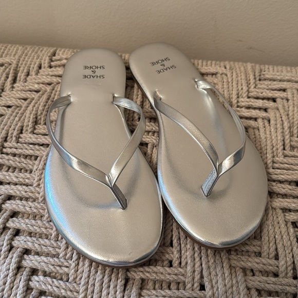 New Shade & Shore Women 5 Silver Metallic Flip Flop Thong Sandals Target - Picture 2 of 6